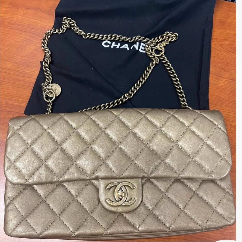Chanel Classic Medium single flap Caviar leather bag